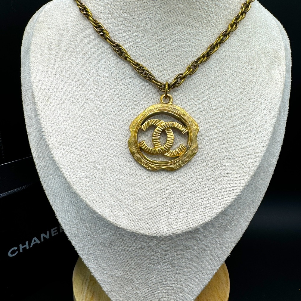 LOT 1544 24K gold plated CHANEL vintage necklace